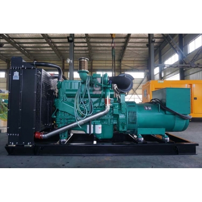 400KW玉柴柴油發(fā)電機組-玉柴6缸柴油機YC6MJ600-D30柴油發(fā)電機組缸徑/行程：131/145mm,柴油發(fā)電機組水冷發(fā)動機功率441KW,柴油發(fā)電機組配套馬拉松斯坦福發(fā)電機。廠價直銷歡迎選購：13773399855。